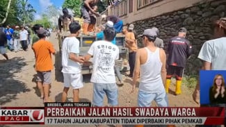 Jalan Rusak 17 Tahun Tak Diperbaiki, Warga Brebes Swadaya Perbaiki Sendiri