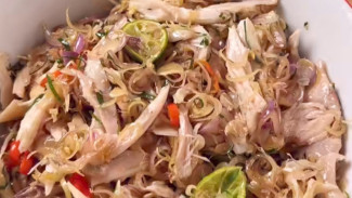 Cara Buat Ayam Suwir Sambal Matah dengan Perasan Jeruk Limau yang Asam Segar