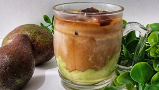 Es Kopi Alpukat Lumer dengan Sensasi Gurih Manis