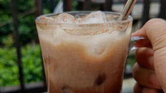 Es Cokelat Kelapa Muda dengan Sensasi Tropis