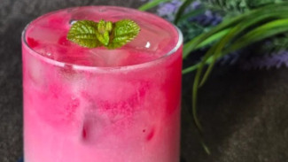 3 Bahan Membuat Es Soda Susu Stroberi Segar Kekinian