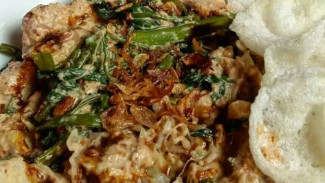 Tipat Cantok Khas Bali dengan Saus Kacang Gurih