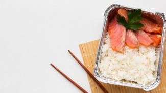 Pilihan Ide Menu Nasi Kotak Salmon Ini untuk Katering Premium