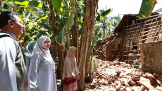 Pastikan Bantuan Perbaikan, Bupati Ipuk Tinjau Korban Gempa Banyuwangi