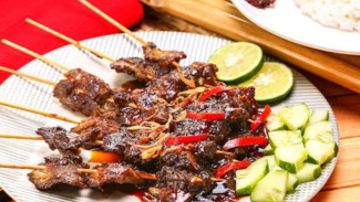 Sate Plecing Khas Bali dengan Sambal Merah Pedas