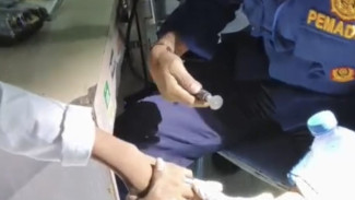 Iseng Gunakan Tutup Botol Parfum Jadi Cincin, Jari Bocah 12 Tahun di Jember Bengkak dan Harus Dievakuasi Damkar