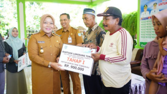 Tingkatkan Kesejahteraan Masyarakat, Dinsos PPPA Probolinggo Salurkan BLT DBHCHT Tahap 1