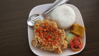 Resep Ayam Geprek Sambal Merah Pedas Kriuk Bikin Nagih