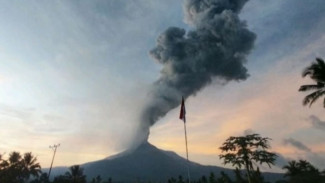 Dentuman Kuat Iringi Erupsi Gunung Lewotobi Laki-laki, Warga Diminta Waspada