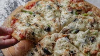 Resep Pizza Loyang Rumahan, Tekstur Tebal Lembut dan Kaya Topping