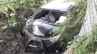 Diduga Sopir Mengantuk, Minibus Terjun ke Sungai di Jember , Semua Penumpang Selamat