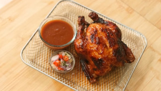 Bikin Ngiler! Resep Ayam Panggang Madu Pedas Manis ala Devina Hermawan, Juicy dengan Isian Daun Singkong
