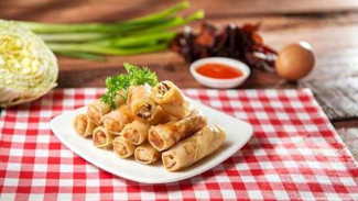 Cita Rasa Gurih Egg Roll Ayam, Teman Santai yang Mengenyangkan