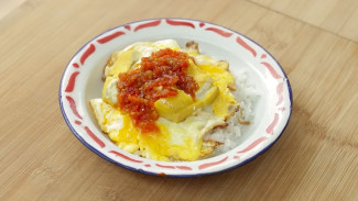 Ketagihan! Resep Sambal Bawang Otentik dan Tahu Telur Ceplok ala Devina Hermawan