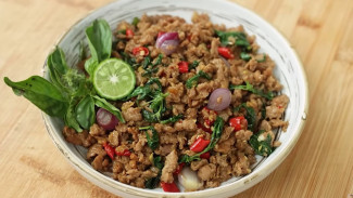 Cuma 15 Menit! Resep Ayam Cincang Kemangi Pedas Gurih ala Devina Hermawan, Dijamin Bikin Lahap Makan