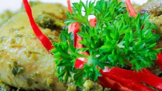 Ide Makan Malam Ayam Bumbu Hijau yang Pedasnya Nampol Banget