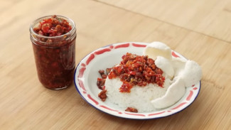 Gurih Pedas Tahan Lama! Resep Sambal Cumi Asin Mercon Ala Devina Hermawan