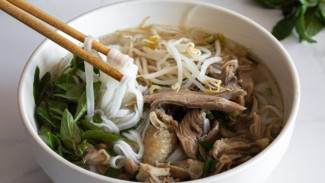Cara Buat Chicken Pho Soup yang Kaya Rasa, Lembut dan Daging yang Juicy