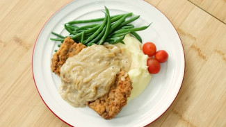 Dijamin Empuk Juicy! Resep Steak Sapi Goreng dengan Creamy Onion Sauce ala Devina Hermawan