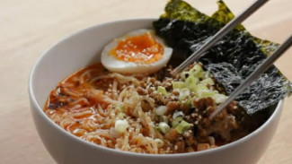 Resep Ramyeon Korea Pedas Gurih Cuma Pakai Indomie!