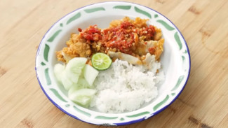 Pedas Nampol! Resep Ayam Geprek Sambal Korek ala Devina Hermawan, Krispi, Gurih dan Juicy