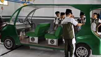 Keren! Santri SMK Nuris Jember Ciptakan Mobil Listrik Berbasis Android dari Barang Bekas