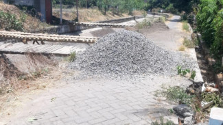 Material Proyek DI Bajulmati Timbun Jalan Warga, Bahaya Mengintai di Malam Hari