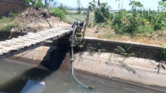 Petani Bajulmati Bayar Mahal Demi Air Sisa Pengeringan Sungai