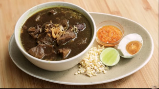 Rawon Khas Jawa Timur Ala Devina Hermawan, Kuah Hitam Gurih Bikin Nambah Lagi!