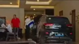 Diduga Gangguan Sistem, Mobil Listrik Tabrak Lobi Hotel Tjokro Klaten
