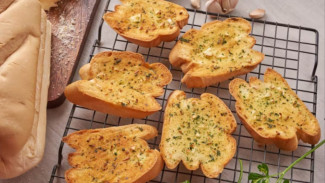 Sajikan Camilan Lezat Korean Garlic Cheese Bread yang Creamy, Ini Resepnya