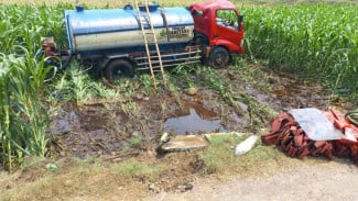 Truk Pupuk Terperosok Akibat Dinding Jalan Ambles di Probolinggo, Supir Meninggal Dunia