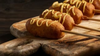Resep Corn Dog Lumer Mudah Dibuat, Sajikan dengan Saus Keju yang Lezat