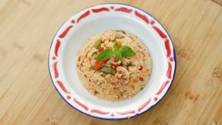 Cuma Pakai Rice Cooker! Resep Nasi Gurih Ayam Pedas Ala Devina Hermawan yang Super Wangi