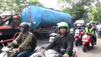 20 Pemotor Tergelincir Akibat Tumpahan Minyak Goreng di Jalan Cakung–Cilincing