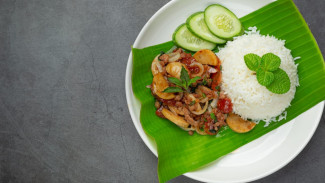 Resep Nasi Bakar Ayam Suwir Pedas, Wangi Daun Pisang yang Bikin Nagih