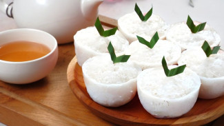 Beda dengan Apem Biasa! Ini Resep Kue Apem Cukit Saus Gula Merah