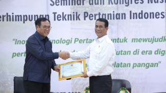 Mentan Dinobatkan Jadi Bapak Swasembada Pangan Usai RI Surplus Beras!