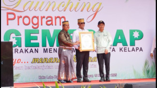 Mentan Amran Terima Gelar Adat Tertinggi Selayar, Ini Makna Khususnya