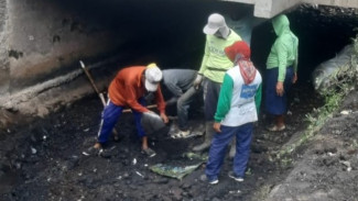 Sedimen DI Bajulmati Dikeruk Pakai Cangkul, Proyek 22 Milliar Kemen PU Jadi Sorotan