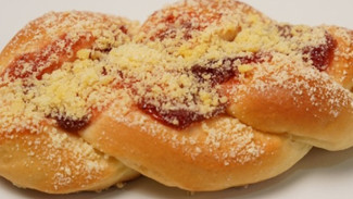 Eksplorasi Rasa! Resep Roti Manis Strawberry Crumble yang Segar