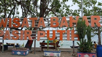 Gelar Atraksi Lampion Sambut Nataru, Pantai Pasir Putih Situbondo Siap Gaet Wisatawan