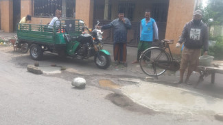 Kades Bajulmati, Achmad Thoha Lakukan Jumat  Berkah Dengan Aksi Tambal Jalan