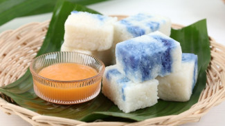 Cara Membuat Kue Pulut Srikaya Warna Biru dari Bunga Telang