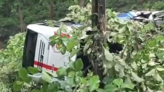 Hilang Kendali, Bus Penumpang Terjun ke Jurang Arak-arak