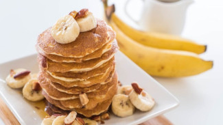 Resep Pancake Pisang yang Lembut, Sajikan dengan Topping Madu yang Lumer