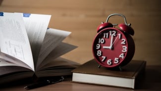Perjalanan Waktu, Bila Teori Relativitas Pada Buku Pelajaran Diterapkan