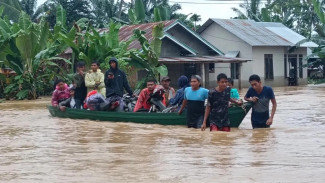 Terjebak Banjir, Warga Aia Gadang Pasaman Barat Dievakuasi Sampan dan Perahu Karet