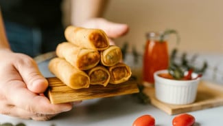 Resep Lumpia Isi Ayam Sayur, Camilan Lezat Sajikan dengan Saus Cocol