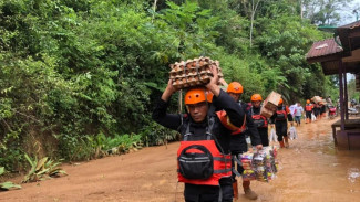 Satgas Brimob Batalyon B Polda Sumut Salurkan Bantuan Logistik ke Desa Terisolasi Tapanuli Utara